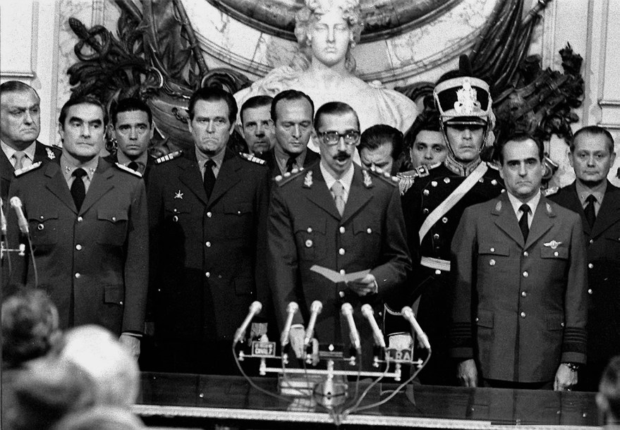 Argentina, 1976, Videla è il nuovo presidente. Al suo fianco Massera e Agosti. (foto di AP Photo/Eduardo Di Baia, fonte albaciudad.org)